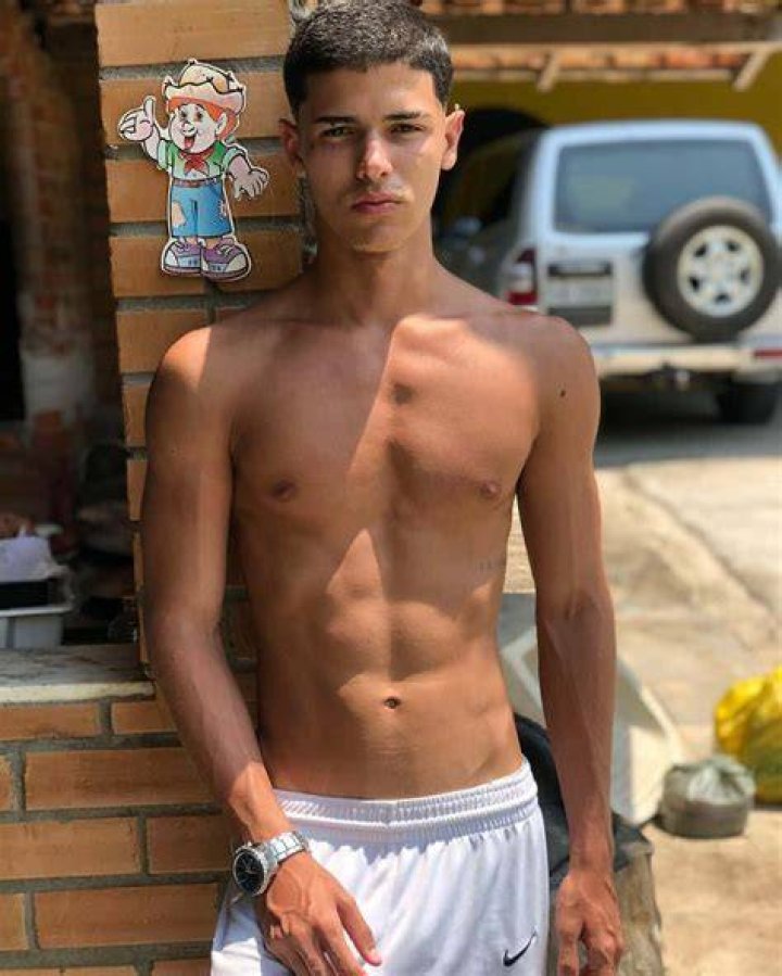 🔞 (+18) GOSTOSO! 20 fotos do Rauw Alejandro sem camisa e de cueca! Rauw