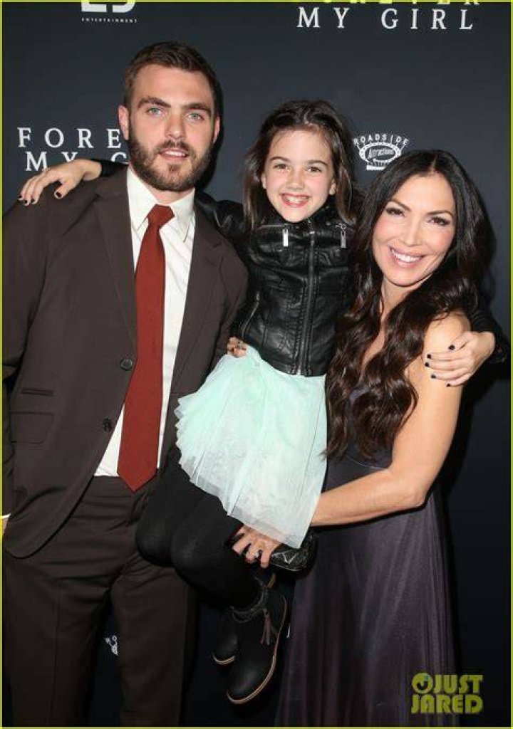Alex Roe Daughter And Wife To Be Monica Noonan, Family