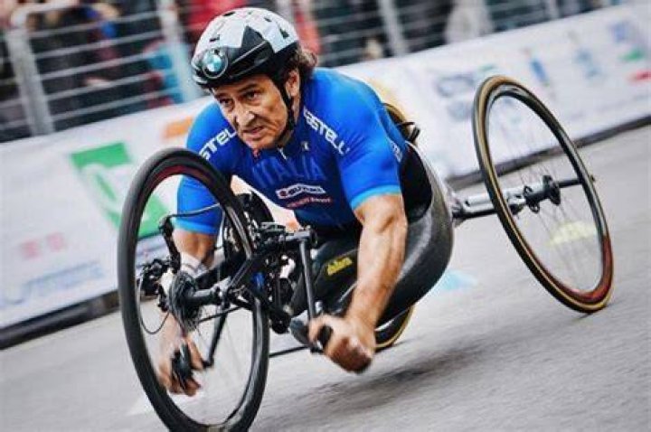 Alex Zanardi, ecco come sta il campione a 9 mesi dall'incidente
