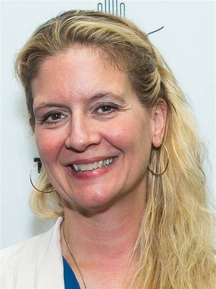 Amanda Freitag Headshot &bull; Family Reach