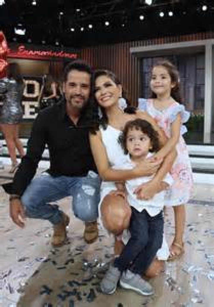Ana Patricia Gámez se ejercita con ayuda de su hijo Gael Leonardo