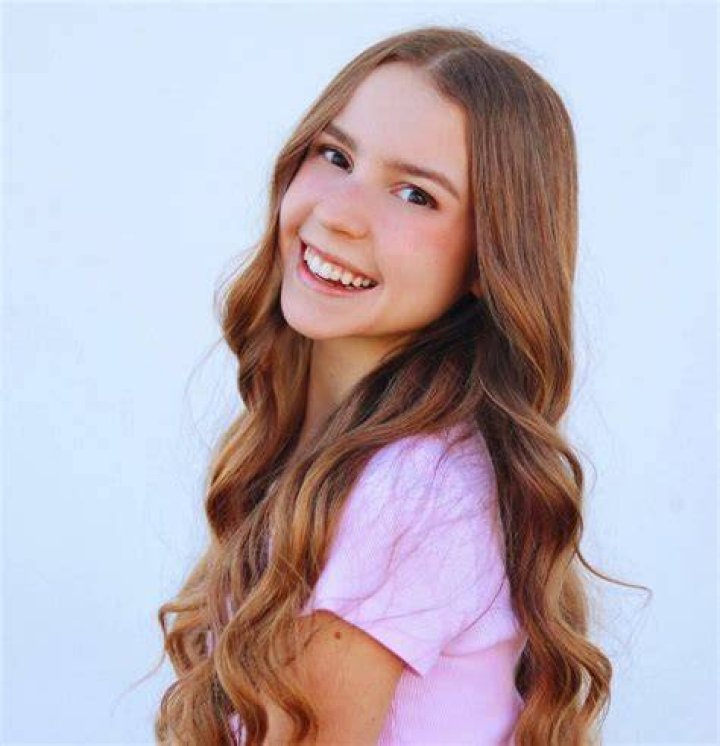 Anna McNulty’s biography age, height, birthday, sister, net worth
