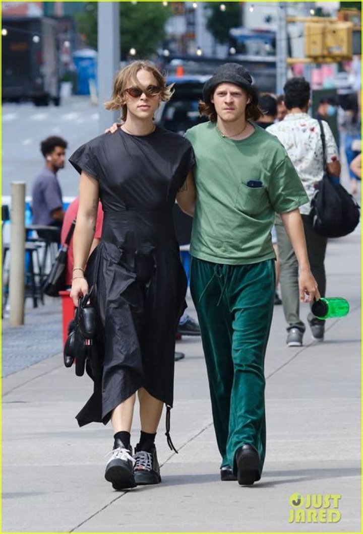 Are Tommy Dorfman and Lucas Hedges together?
