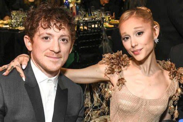 Ariana Grande&rsquo;s Boyfriend Ethan Slater Looks &lsquo;exactly Like&rsquo; Her Brother