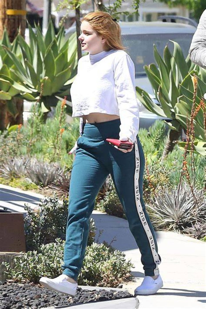 Ariel Winter sports a casual look while stepping out for a lunch date