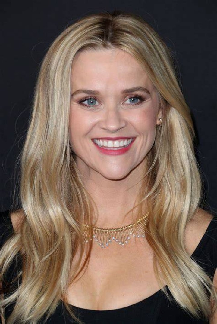 Big Boobs actress Reese Witherspoon showoff hot legs in Brentwood Top