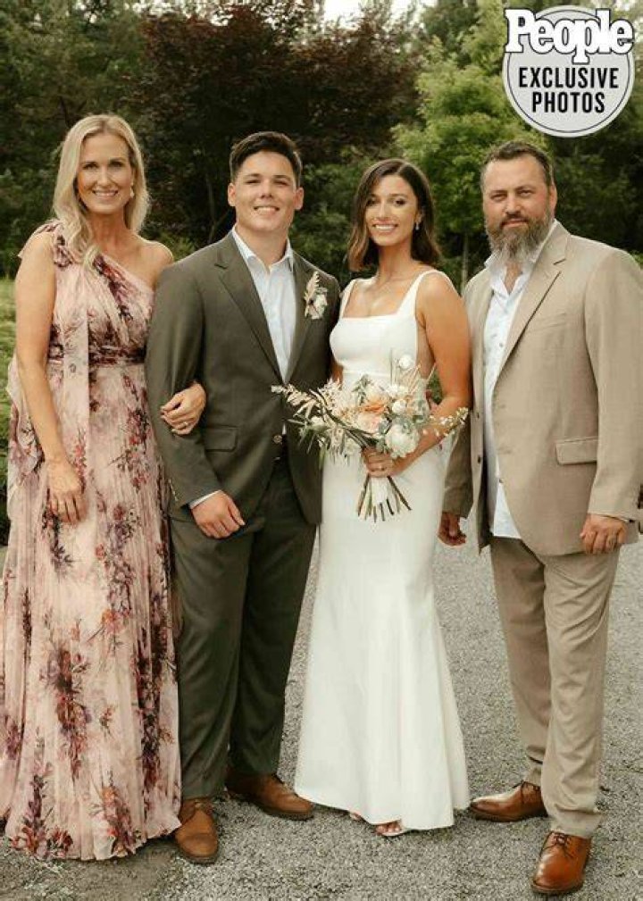 BlogPaper | Bella Robertson - Age, Family, Bio