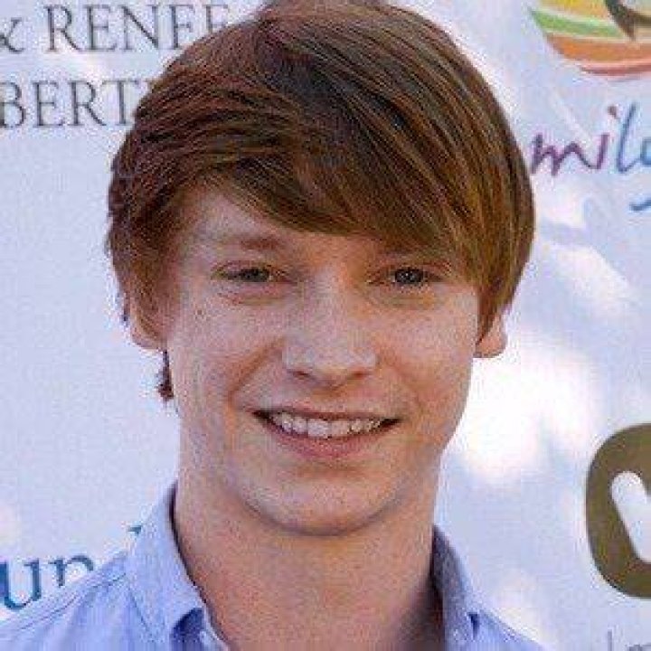 BlogPaper | Calum Worthy - Age, Family, Bio