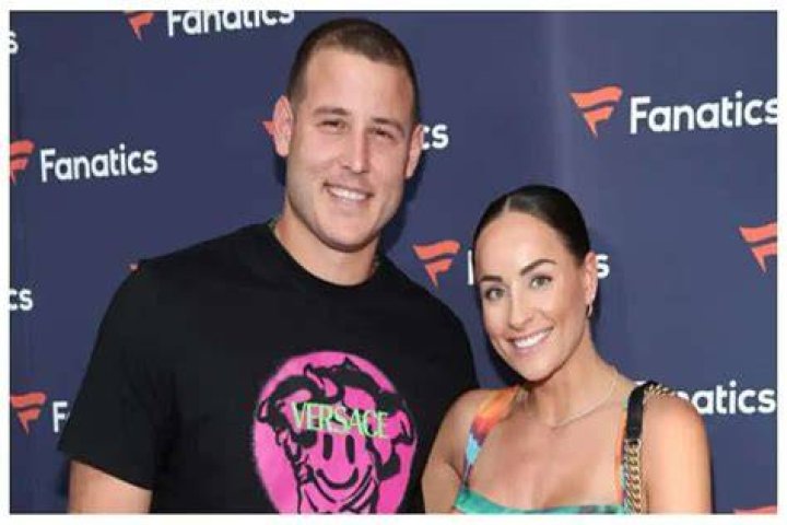 BlogPaper | Emily Vakos - Bio, Age, Net Worth, Married, Nationality, Career, Height
