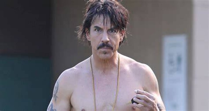 Cantante de Red Hot Chili Peppers se divierte con su joven novia