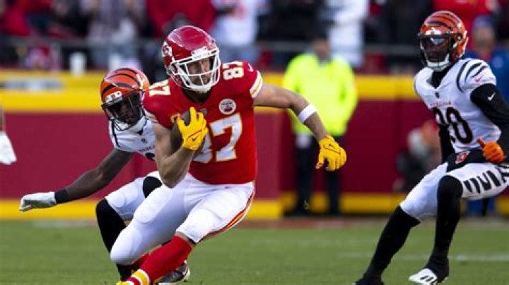 Chiefs TE Travis Kelce Claps Back at ExTeammate & 49ers CB Sport News