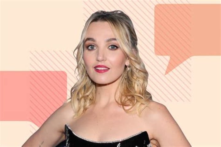 Chloe Fineman Bio, Net Worth, Married, Husband, Boyfriend, Family