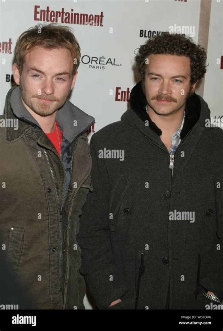 Christopher Masterson y Danny Masterson llegan para la fiesta de