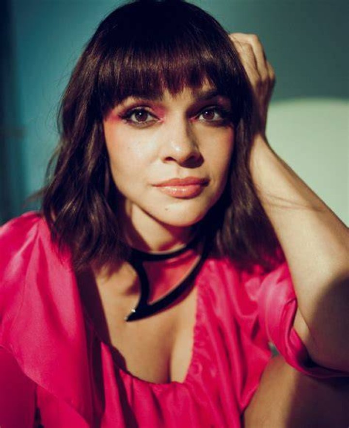 Compare Norah Jones' height, weight, body measurements with other celebs