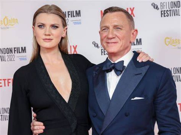 Daniel Craig & Daughter Ella At &lsquo;Glass Onion&rsquo; Premiere Photo