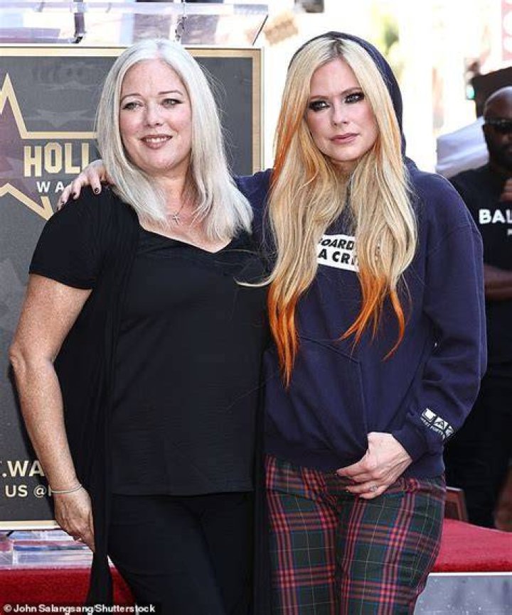 Discover If Avril Lavigne Has Children And Explore Her Family Life