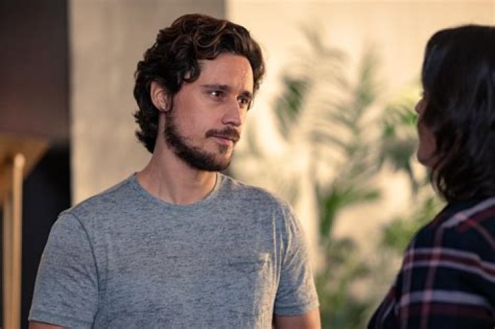 Discover The Intriguing Depth Of Peter Gadiot's "Yellowjackets" Performance