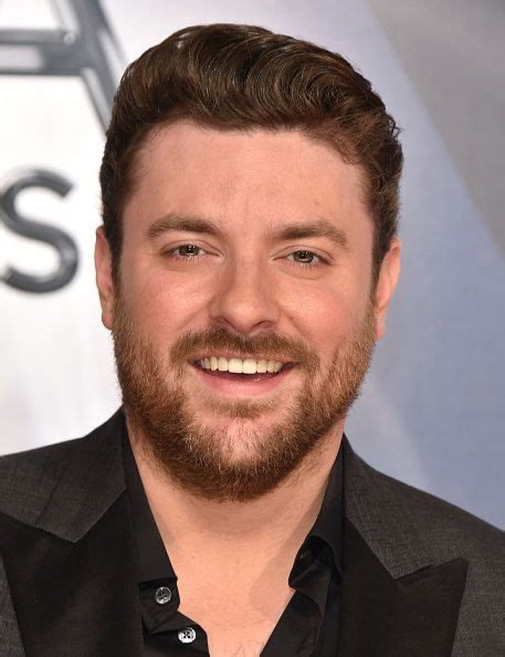 Does Chris young look okay? r/CelebWivesofNashville