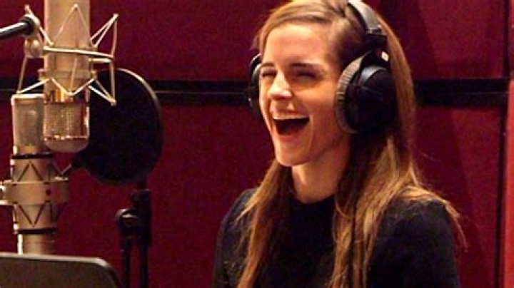 Does Emma Watson sing on stage?
