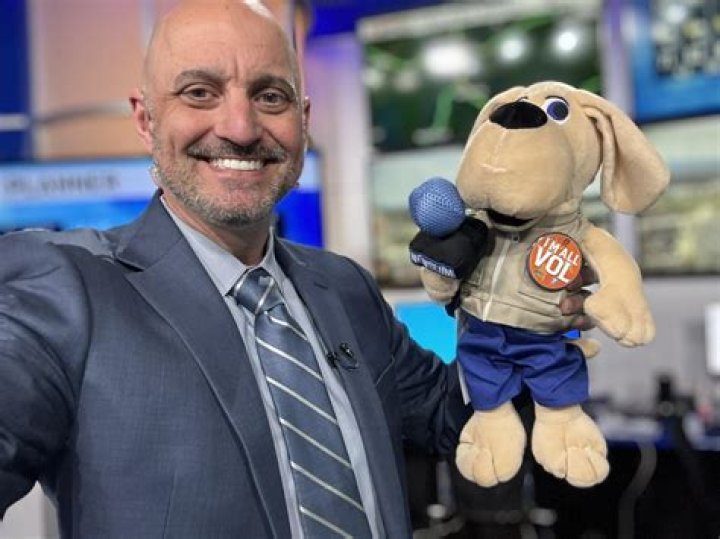 Does Mark Packer work for WVLT?