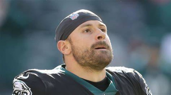 Eagles Sign Chris Long