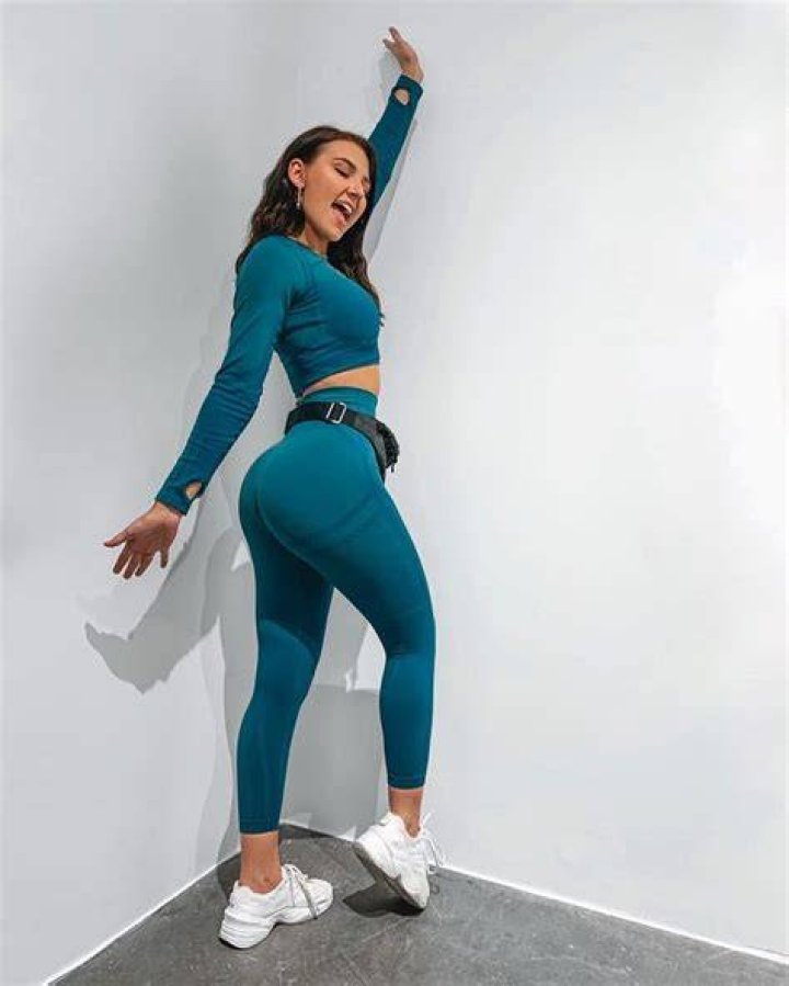 Elizabeth Zaks Pictures (86 Images)