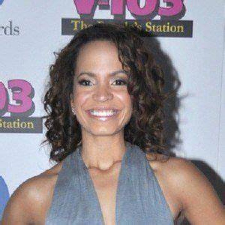 Elle Duncan bio, age, height, weight, net worth, salary, nationality