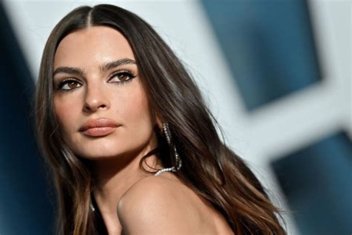 Emily Ratajkowski Bio, Age, Net Worth, Height, Nationality, Facts