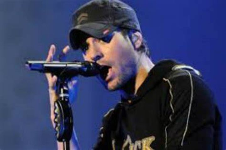 Enrique Iglesias sufre varios cortes en la mano durante un concierto