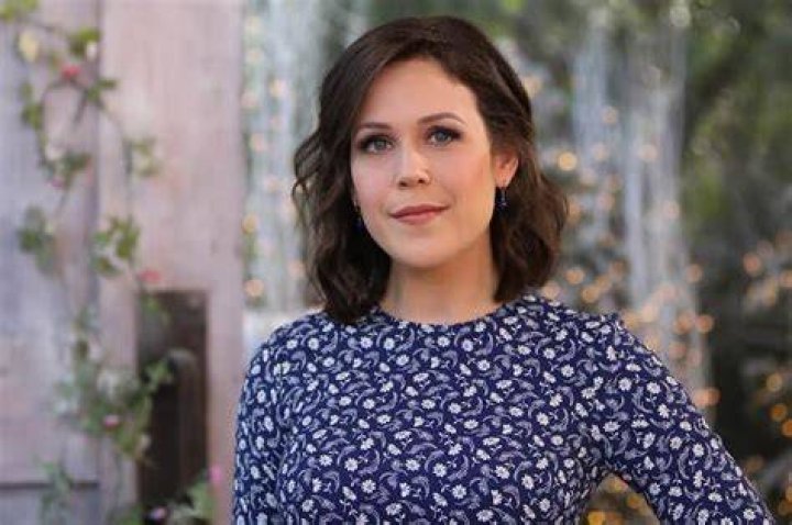 Erin Krakow Biography, Age, Height, Boyfriend mrDustBin
