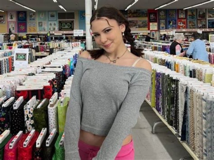 Ester Dobrik Biography, Age, Net Worth, Height, Boyfriend, Family