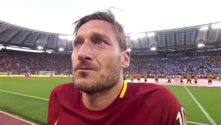 Francesco Totti lascia il nido d'amore con Noemi per stare accanto a