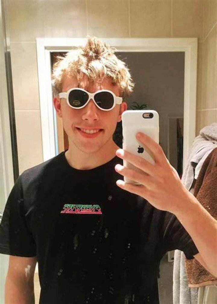 Harry Lewis (Wroetoshaw) Height, Weight, Age,Girlfriend, Family, Facts