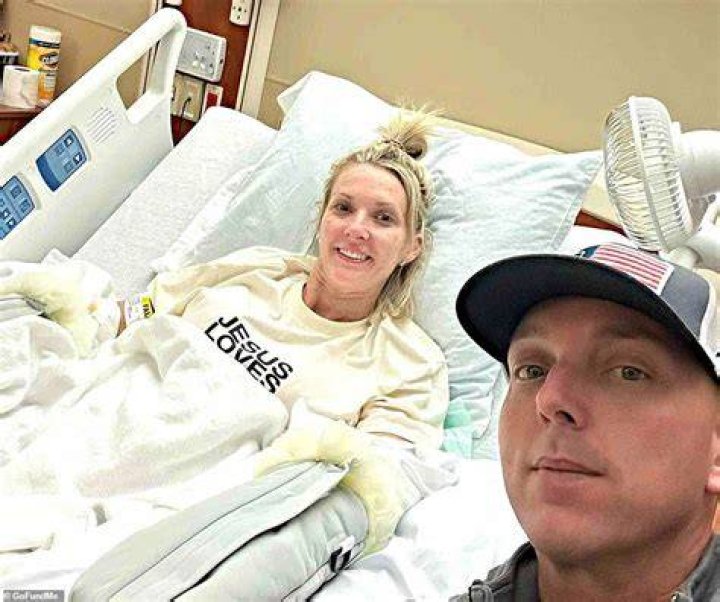 Heartwarming Photo Reveals Kentucky Nurse's Struggle After Losing Limbs