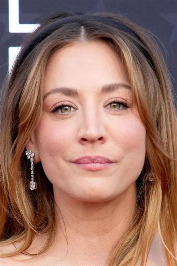 hottest picz Kaley Cuoco Film & TV Actress so Hot in Swimsuit