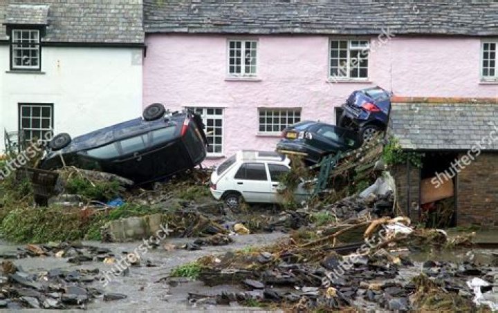 How many cars were destroyed in the Boscastle flood?