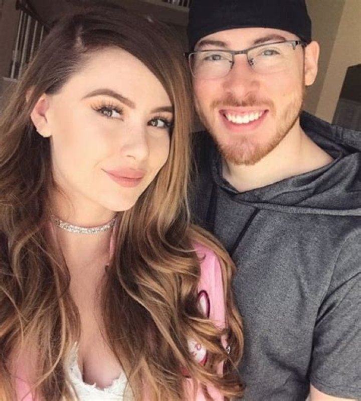 How Old Is Leah Ashe?, Husband, Net Worth, Boyfriend, Parents, Sister & More