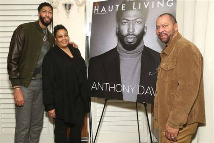 How tall is Anthony Davis?