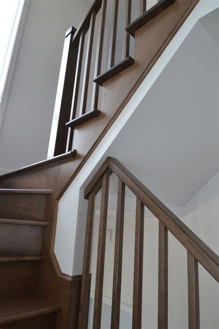 Intermat. 05Escalier barreaux de bois