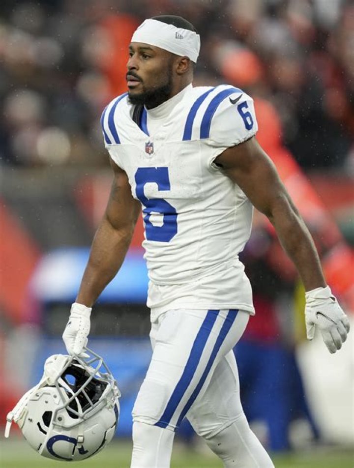 Isaiah McKenzie wife: Is Isaiah McKenzie married?