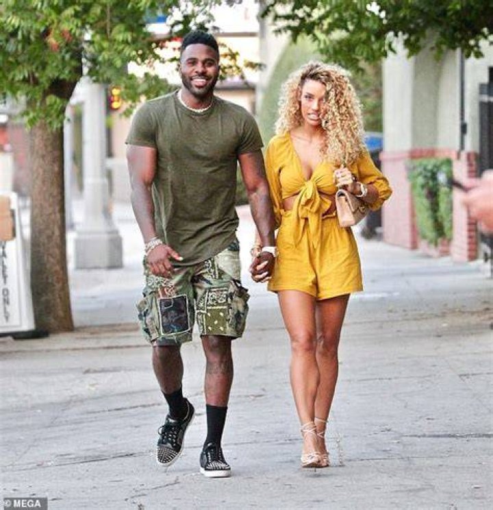 Jason Derulo and his girlfriend Jena Frumes put on a lovedup display