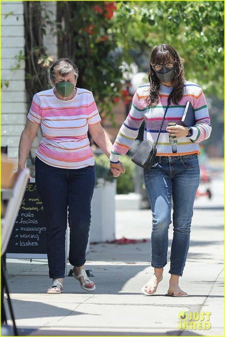 jennifer garner enjoys a day out with daughter violet in los angeles