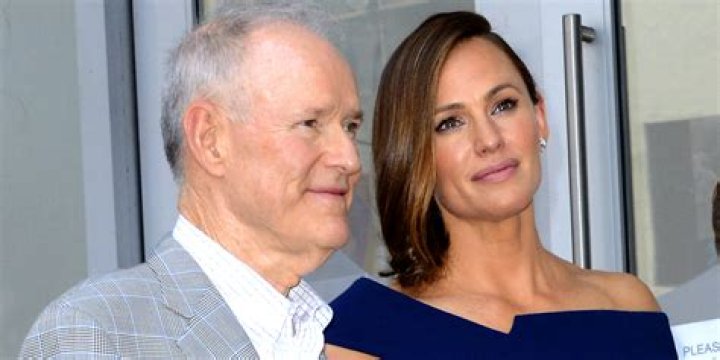 Jennifer Garner Out With Dad in LA March 2016 POPSUGAR Celebrity Photo 3