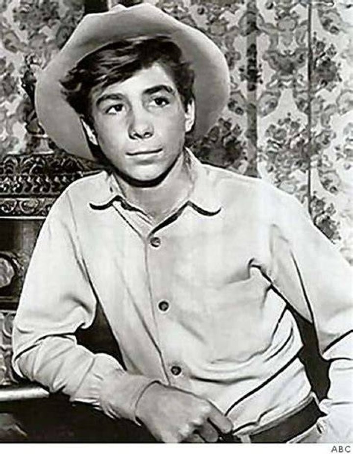 Johnny Crawford, a Western Hero&rsquo;s Son on &lsquo;The Rifleman,&rsquo; Dies at 75