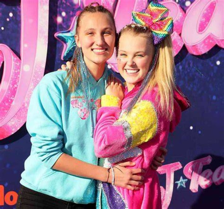 Jojo Siwa, girlfriend Kylie Prew flirt during Disney date