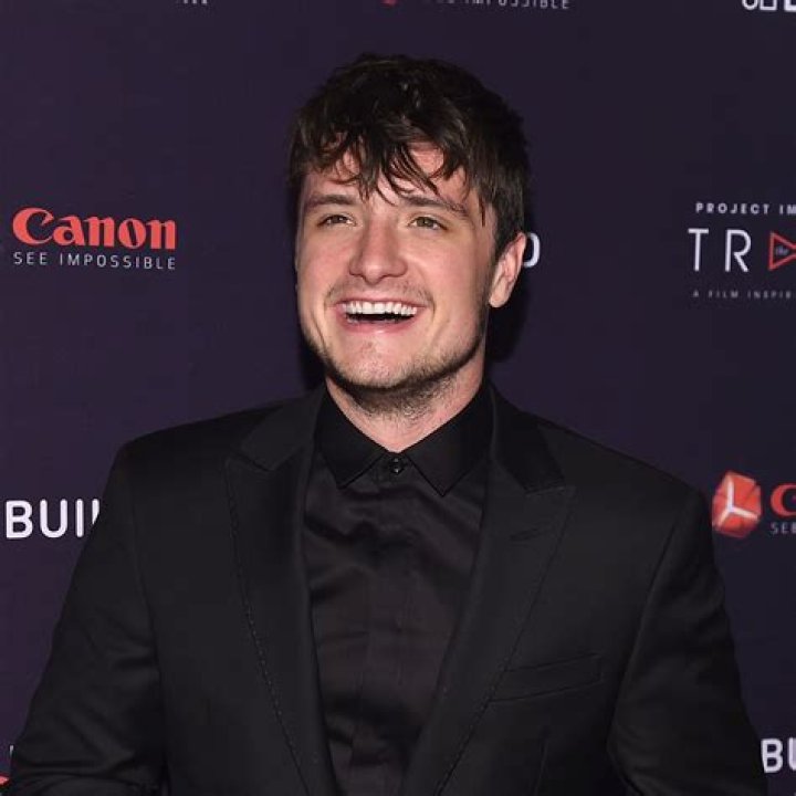 Josh Hutcherson making fun of his height Short celebrities, Josh