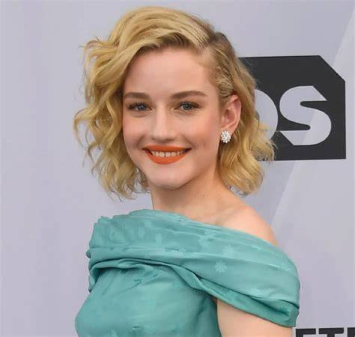 Julia Garner Net Worth - MoxSync