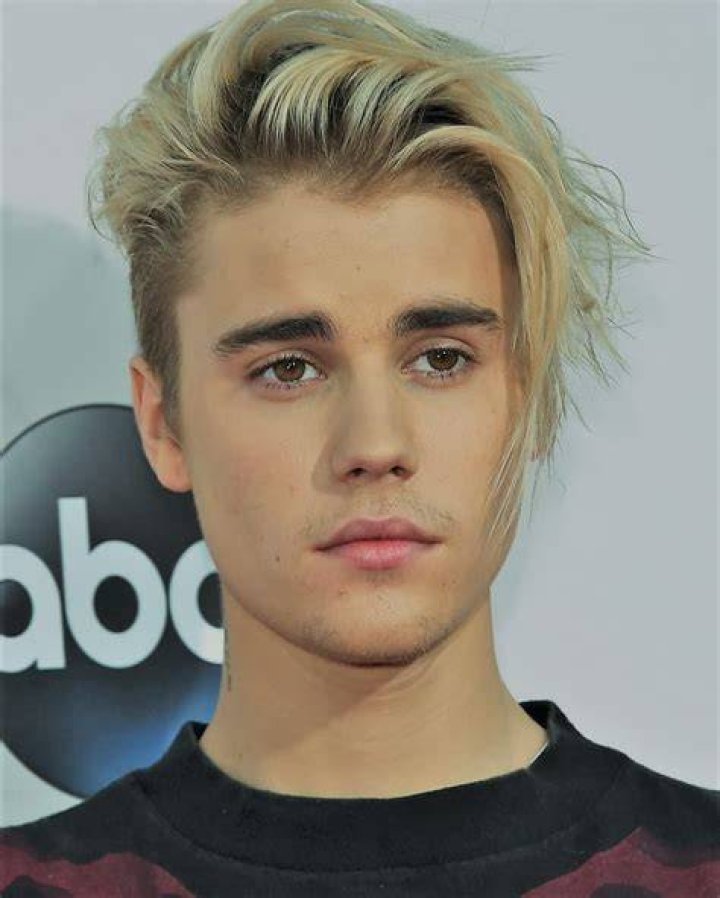 Justin Bieber Age, Life & Songs Biography