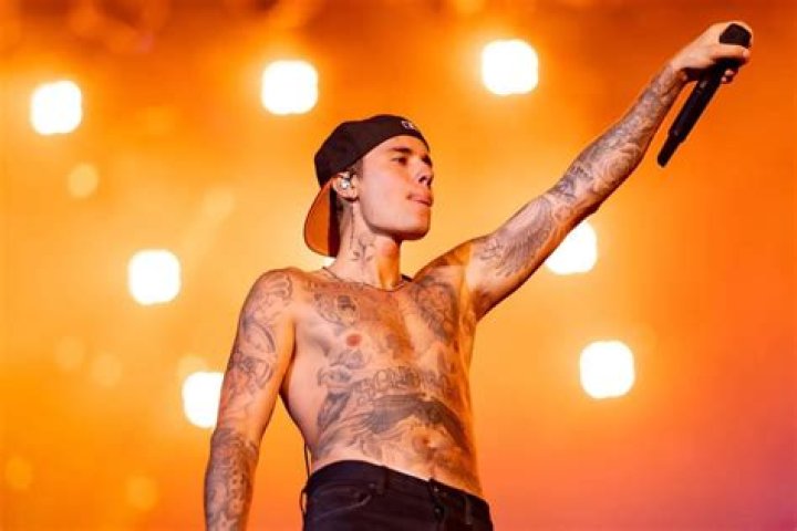 Justin Bieber anuncia adiamento dos shows da turn&ecirc; para 2023 Jornal