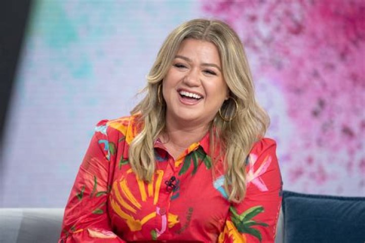 Kelly Clarkson Clears Up Carrie Underwood Feud Rumors, Talks Reba